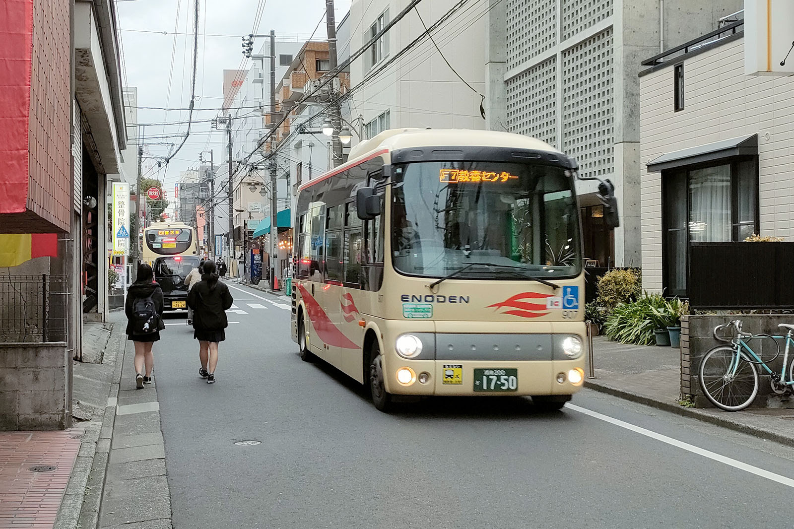 写真：細街路を走行する江ノ電バスの小型車両