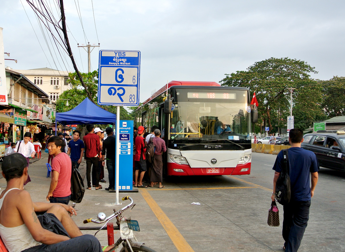 写真：プロジェクトで改良したバス停のマーキングと標識