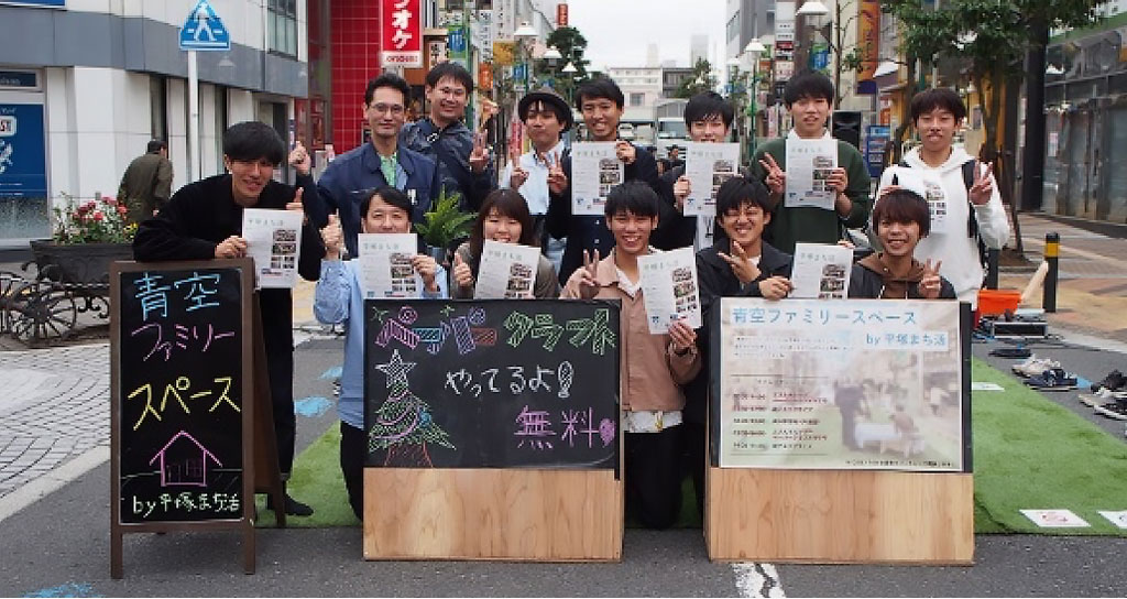 写真：ボランティアの地元大学生との集合写真