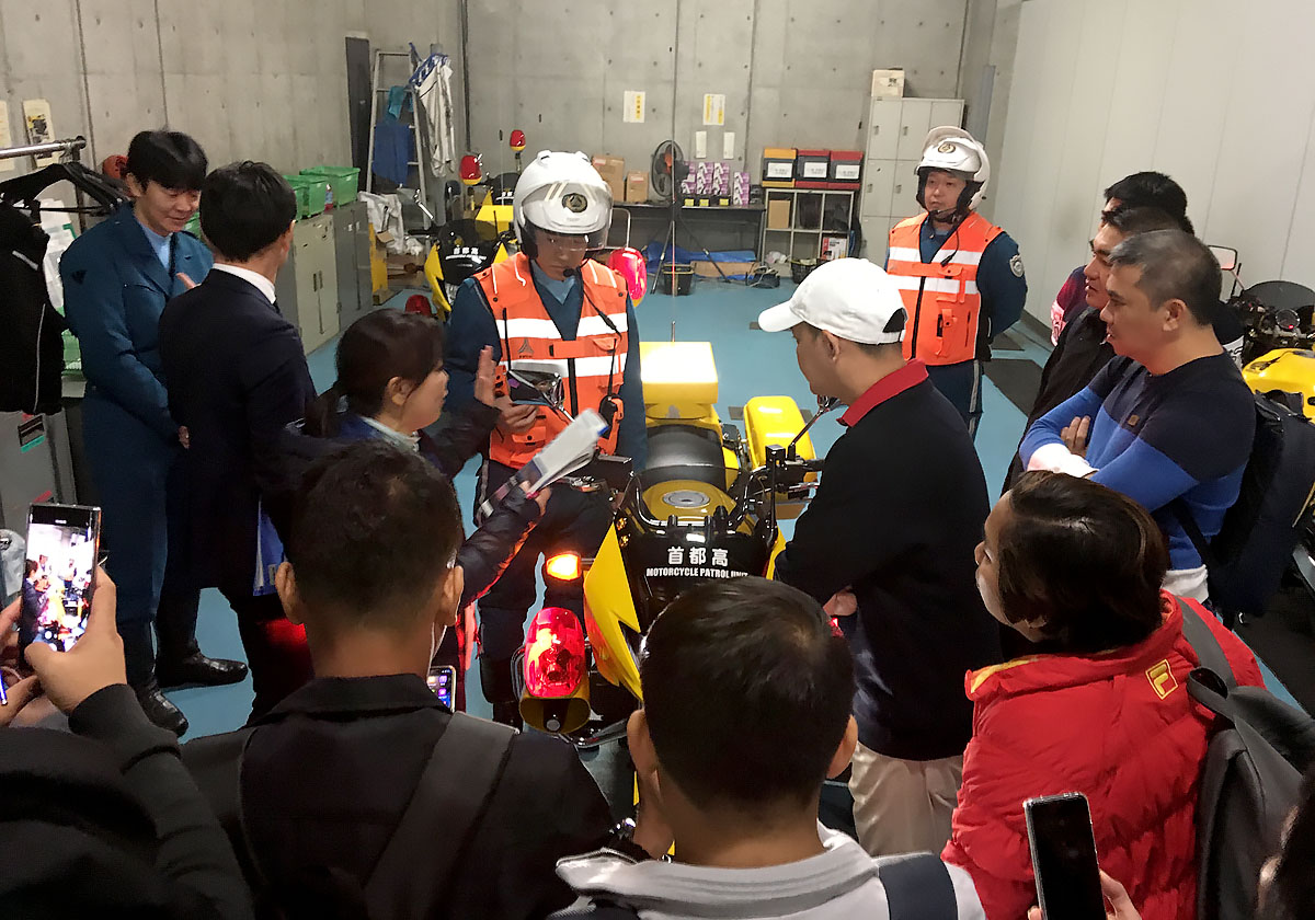 写真:首都高速道路のバイクパトロール隊の説明を受ける様子