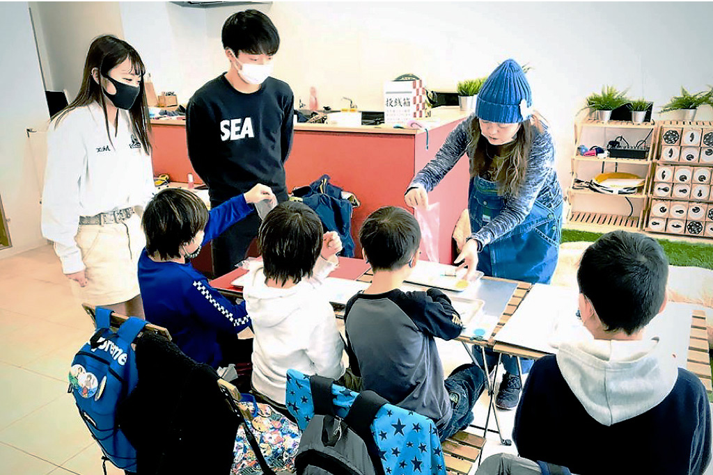 写真:子どもの見守り、遊び相手になっている大学のゼミ学生