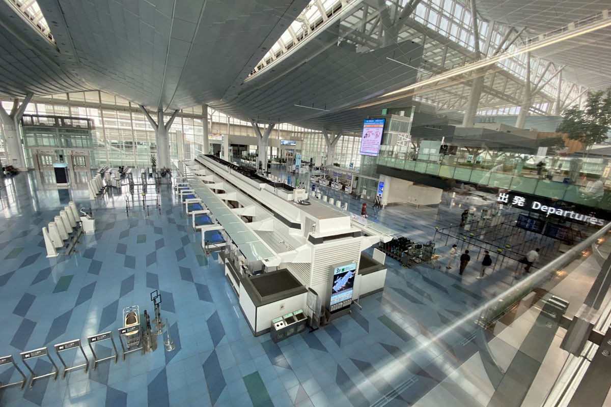 写真:人のいない羽田空港国際ターミナルの様子
