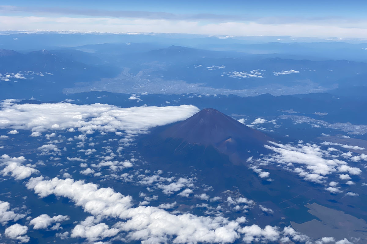 写真：空から見た富士山と甲府盆地