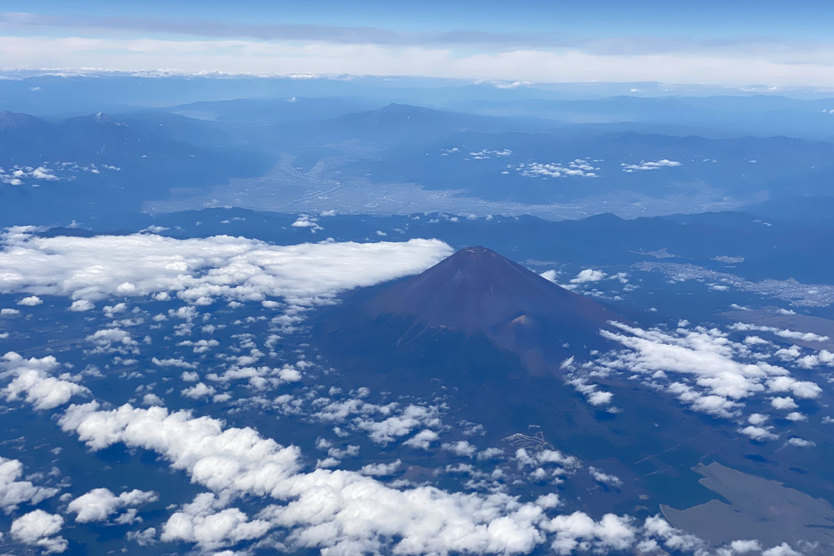 写真:空から見た富士山と甲府盆地