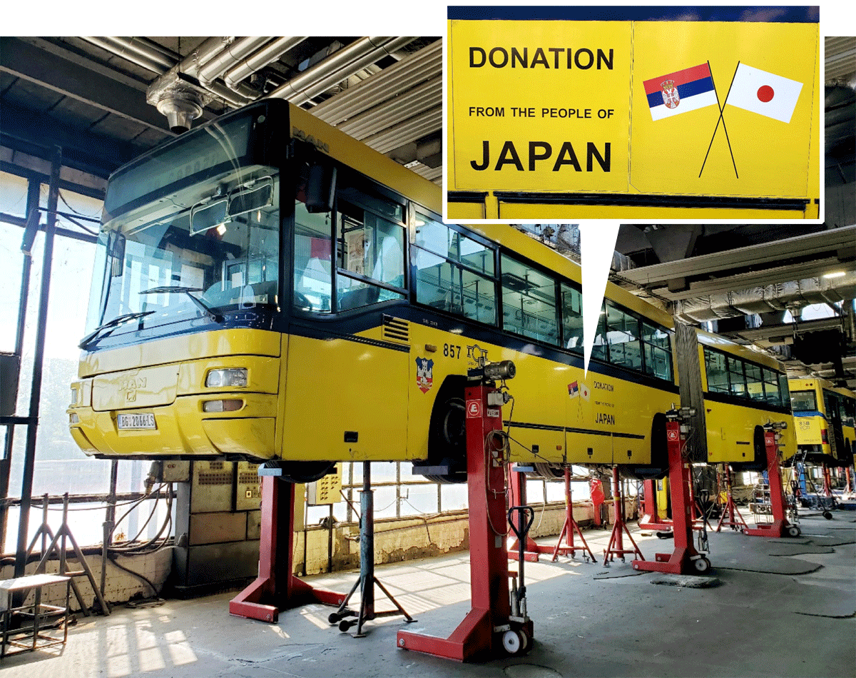 写真：車庫内で整備される黄色いバス『ヤパナッツ』