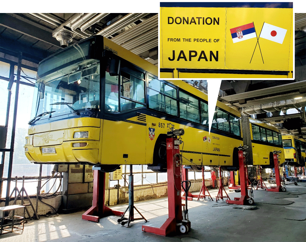 写真:車庫内で整備される黄色いバス『ヤパナッツ』