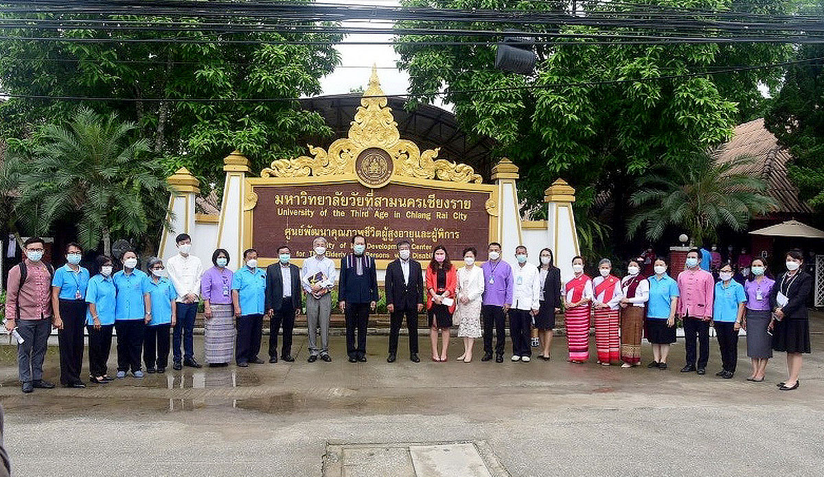 写真：チェンライ市長、梨田在タイ国日本大使、森田JICAタイ事務所長及び高齢者大学の方々