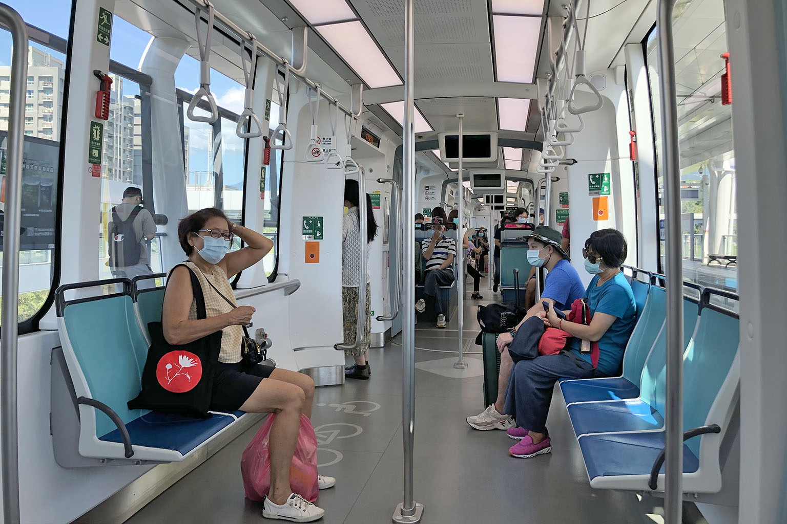 写真：淡海軽軌（淡海LRT）の車内の様子