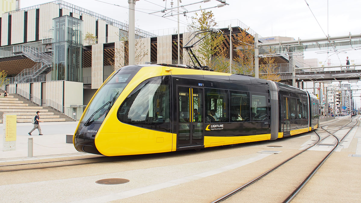 写真：停留所に入線・停車するLRT