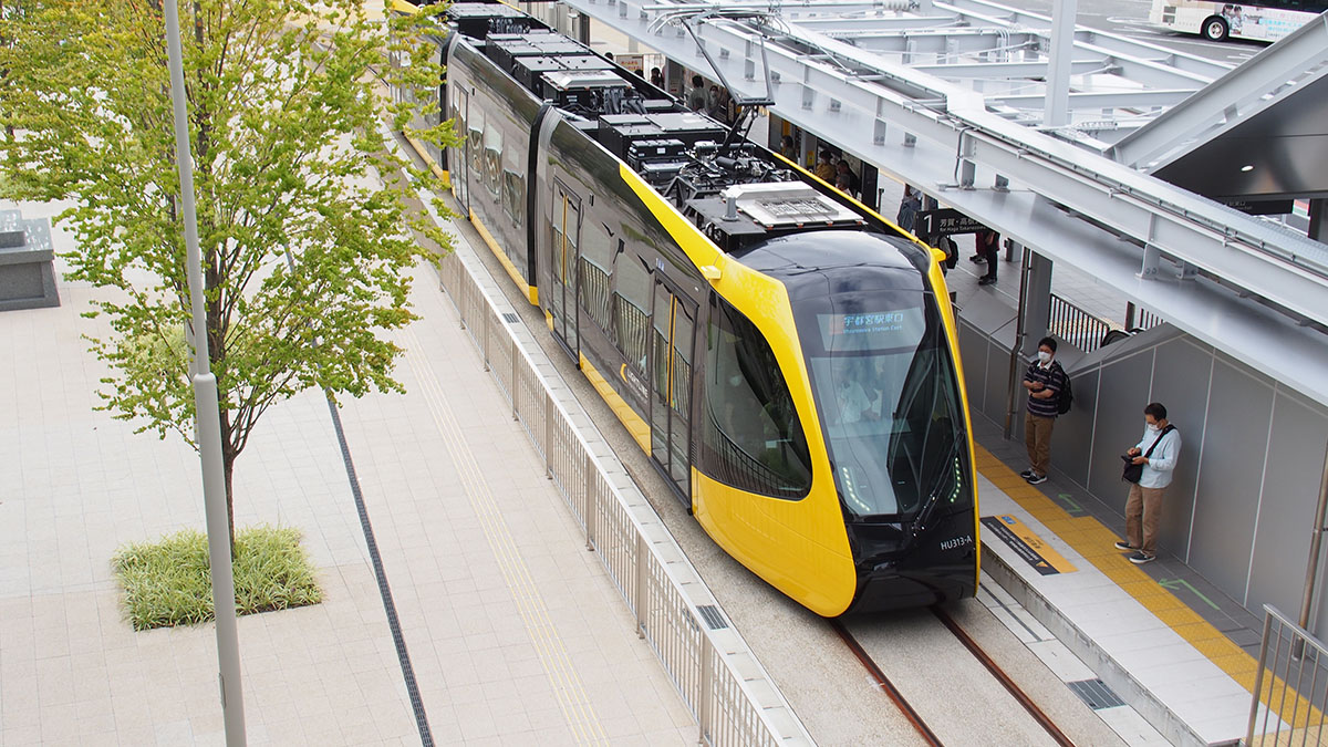 写真：停留所に入線・停車するLRT