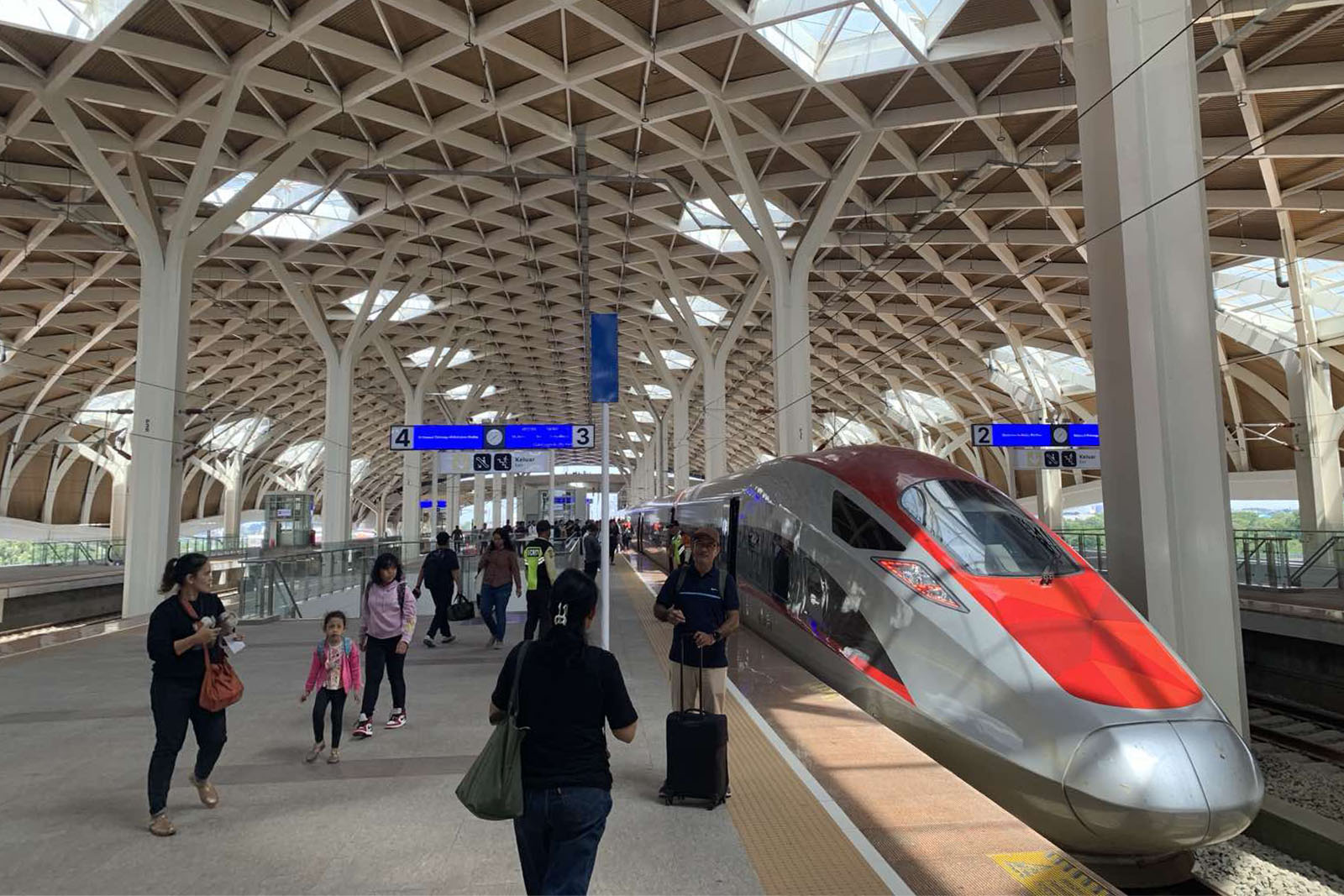 写真：Halim駅に停車中の高速鉄道