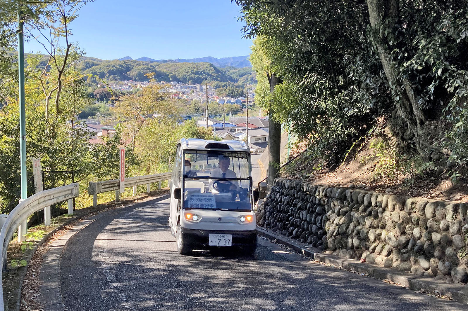 写真：坂道を上るグリスロ