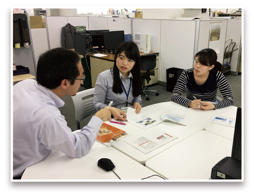 社内打ち合わせの模様（写真）